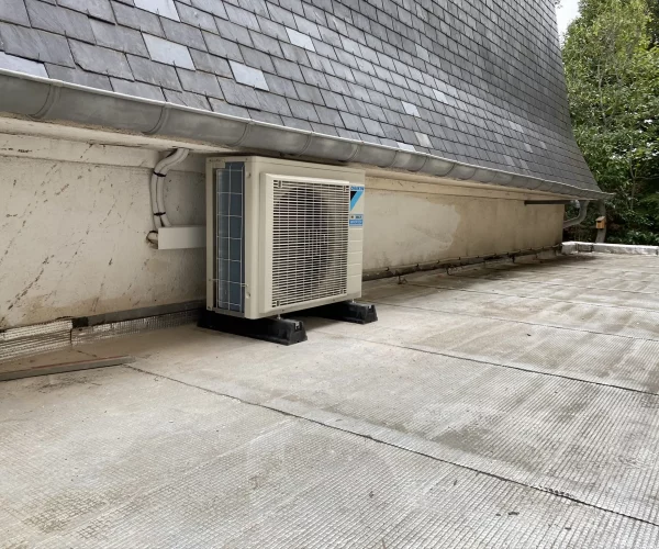 Groupe extérieure Daikin bi split sur toiture