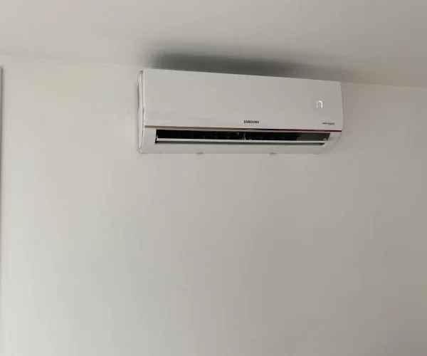 Climatisation réversible Samsung contre un mur blanc