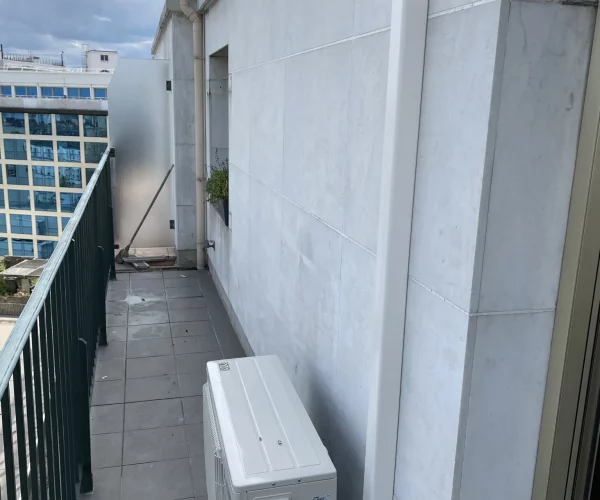 Climatisation réversible sur balcon avec goulotte blanche